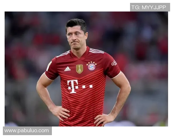 莱万引领足坛新风潮球技与魅力并存的超级前锋之路